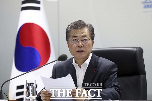 한국갤럽이 지난 24~26일 전국 만 18세 이상 1005명을 대상으로 실시해 27일 발표한 11월 4주 차 자체 여론조사에 따르면 문 대통령의 국정수행 지지율은 지난주보다 4%포인트 하락한 40%를 기록했다. /청와대 제공