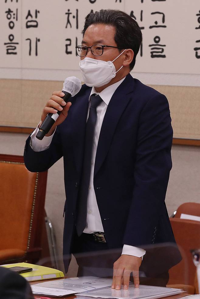 심재철 법무부 검찰국장이 26일 서울 여의도 국회에서 열린 법제사법위원회의 법무부, 대법원, 감사원 등에 대한 종합국정감사에 출석해 의원 질의에 답변하고 있다. /연합뉴스