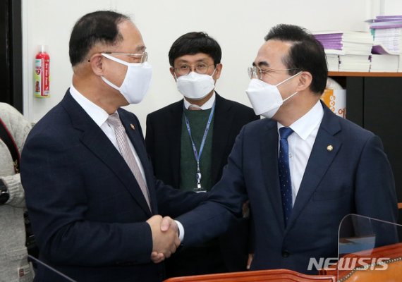 홍남기 경제부총리 겸 기획재정부 장관(왼쪽)과 박홍근 더불어민주당 의원이 인사하고 있다. 사진=뉴시스