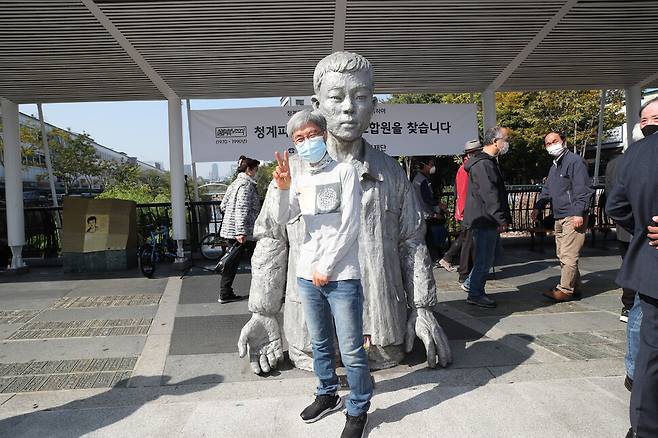 지난 10월 20일 서울 청계천 전태일 동상 앞에서 사회 원로인사들이 모여 그의 복직 촉구 선언을 했다. 기자회견이 끝난 뒤 사진 한 장 찍자는 기자의 말에 그가 장난스럽게 브이를 그렸다.