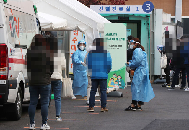 27일 오전 서울 중구 국립중앙의료원 선별진료소 앞이 검사를 받으려는 시민들로 붐비고 있다. 연합뉴스
