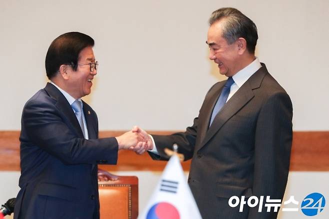 박병석 국회의장과 왕이 중국 외교부장이 27일 서울 여의도 국회 사랑재에서 환담을 갖기 전 인사를 하고 있다.