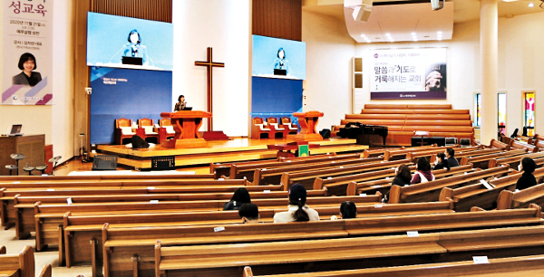 김지연 한국가족보건협회 대표가 지난 21일 충남 예산감리교회에서 열린 성경적 성 가치관 교육에서 비대면 강의를 하고 있다.
