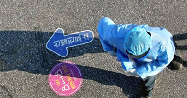 코로나19 확진자가 연일 500명대를 웃돌면서 코로나19로 인한 서민들의 스트레스(코로나 블루)도 더욱 심해지고 있다. 확진에 대한 우려와 거리 두기에 대한 피로감이 겹쳐 서민 경제생활은 더욱 팍팍해진 상황이다. 27일 서울 강서구 보건소에 마련된 선별진료소에서 코로나19 진단검사를 하고 있는 보건소 직원의 늘어진 그림자는 사회에 짙게 드리운 코로나 블루를 보는 듯하다.  [김호영 기자]