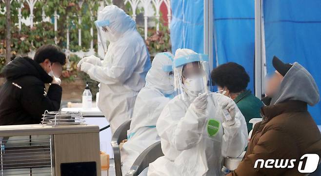 (서울=뉴스1) 김명섭 기자 = 시민들이 26일 서울 동작구청에 마련된 선별진료소에서 신종 코로나바이러스 감염증(코로나19) 검사를 받고 있다. 이날 코로나19 일일 확진자가 26일 0시 기준 583명을 기록했다. 전일대비 201명이 증가한 규모로 지난 3월 6일 0시 일일 확진자 516명 발생 후 265일만 500명대 규모로 복귀했다. 2020.11.26/뉴스1