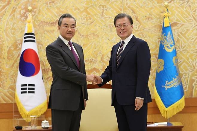왼쪽부터 왕이 중국 외교담당 국무위원 겸 외교부장과 문재인 대통령 (사진=연합뉴스)