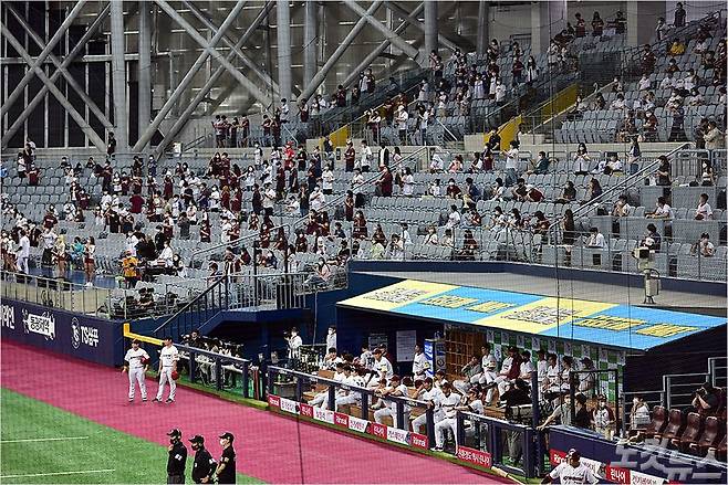 7월 26일 프로야구 관중 입장 첫 날인 서울 고척 스카이돔을 찾은 야구팬들이 경기를 관람하고 있다. (사진=윤창원 기자)