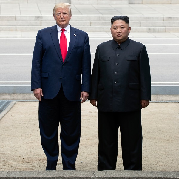 지난해 판문점에서 ‘깜짝’ 만남을 가진 도널드 트럼프 미국 대통령(왼쪽)과 김정은 북한 국무위원장. 연합뉴스