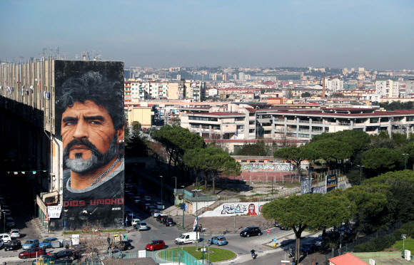 이탈리아 나폴리 시내의 한 건물 외벽에 마라도나의 초상화가 그려져 있다.
