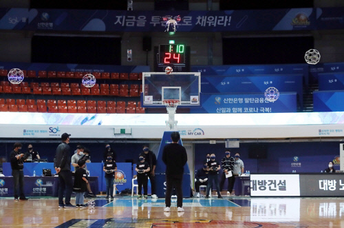 지난 10월 12일 인천 도원체육관에서 열린 여자프로농구 인천 신한은행과 부천 하나원큐의 개막전. 연합뉴스