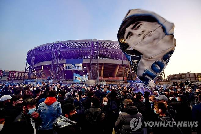 경기장 밖에서 마라도나를 기리는 팬들 [EPA=연합뉴스]