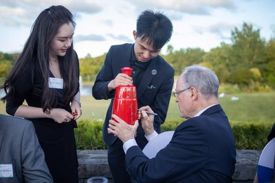 2020년 11월 25일에 열린 NEXT 정상회의(Sky 2020)에서 전 뉴질랜드 연방준비은행 청장이자 ICBC(뉴질랜드) 회장인 Dr. Don Brash가 Red Xifeng 술병에 서명하고 있다.