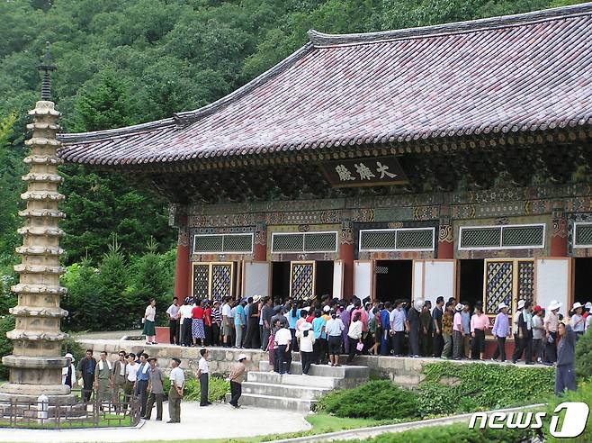 2003년 8월 직장, 학교별로 보현사를 방문해 대웅전을 둘러보고 있는 북한 참관객들. (미디어한국학 제공) 2020.11.28.© 뉴스1