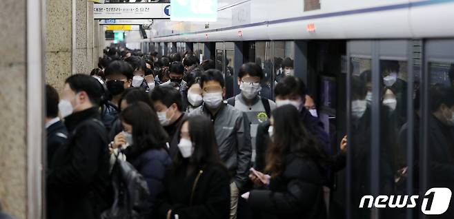 지난 27일 서울 1호선 종각역에서 시민들이 출근길 발걸음을 옮기고 있다. /뉴스1 © News1 박지혜 기자