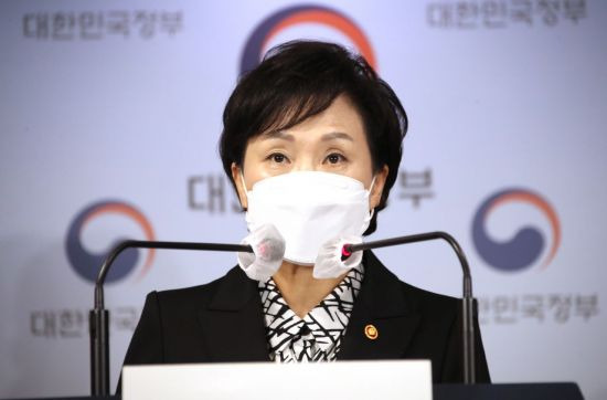 김현미 국토부 장관이 19일 정부서울청사 브리핑실에서 서민, 중산층 주거안정 지원방안을 발표하고 있다. (사진=연합뉴스)