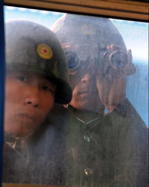 지난 2011년 판문점에서 포착된 북한 군인들. 당시 제임스 서먼 신임 한미연합사령관이 군사정전회담장을 방문하자 창문 밖에서 안을 노골적으로 들여다보는 모습이 포착됐다. /조선일보DB