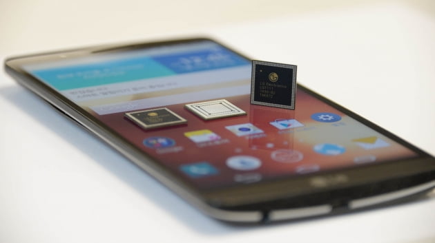 LG가독자개발한 반도체칩 AP '뉴클런'이 탑재된 LG전자 스마트폰 LG G3. 한경DB