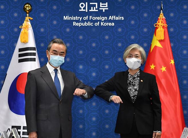 왕이 중국 외교담당 국무위원 겸 외교부장(왼쪽)과 강경화 외교부 장관이 26일 회담을 가졌다. /AFPBBNews=뉴스1