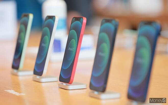 지난달 30일 서울 강남구의 애플 가로수길 매장에 아이폰12 모델이 전시돼 있다. /사진=장동규 기자