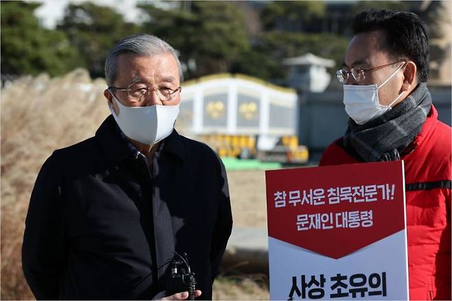 국민의힘 김종인 비상대책위원장이 28일 오전 서울 청와대 앞 분수대에서 1인 시위 중인 국민의힘 유상범 의원을 격려하고 있다. (사진=연합뉴스)