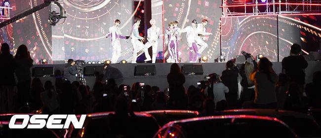 [OSEN=인천, 민경훈 기자] 드라이브 인 페스티벌에서 수많은 팬들이 차에서 내려 무대 앞으로 모여 통제 불능상태가 되고 있다. /rumi@osen.co.kr