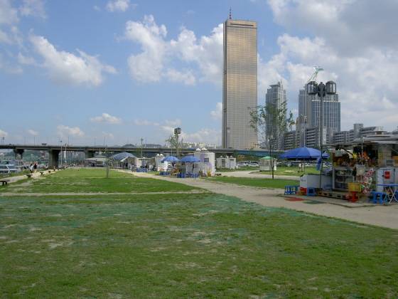 과거 한강 간이 매점 모습. /연합뉴스