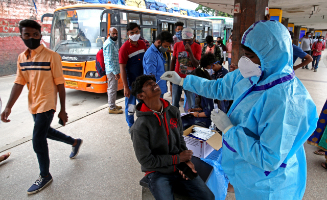 인도 방갈로르에서 한 남성이 신종 코로나바이러스 감염증(코로나19) 검사를 받고 있다. /EPA연합뉴스