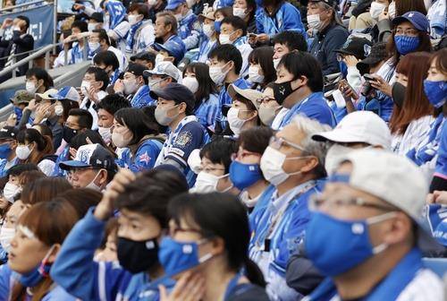 (요코하마 교도=연합뉴스) 1일 오후 일본 가나가와(神奈川)현 요코하마(橫浜)시 소재 요코하마스타디움에서 야구 팬들이 요코하마 디엔에이(DeNA) 베이스타스와 한신(阪神) 타이거스의 경기를 지켜보고 있다. 이날 경기장에는 정원의 약 86％가 입장했다.