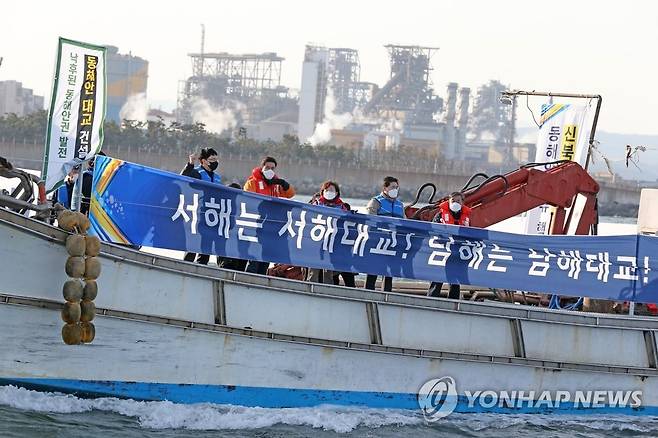 "서해는 서해대교 동해는 동해안대교" (포항=연합뉴스) 손대성 기자 = 28일 경북 포항 앞바다에서 이강덕 포항시장과 국민의힘 김정재(포항 북구)·김병욱(포항 남구·울릉)의원, 정해종 포항시의회 의장, 김희수 도의회 부의장 등이 동해안대교 건설을 촉구하며 배를 타고 9㎞에 이르는 사업구간을 돌아보고 있다. 2020.11.28 sds123@yna.co.kr
