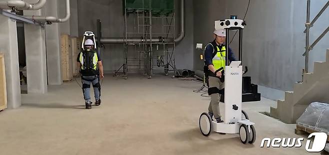 웨어러블 로봇을 착용한 건설 현장 근로자의 모습.(제공=현대건설)© 뉴스1