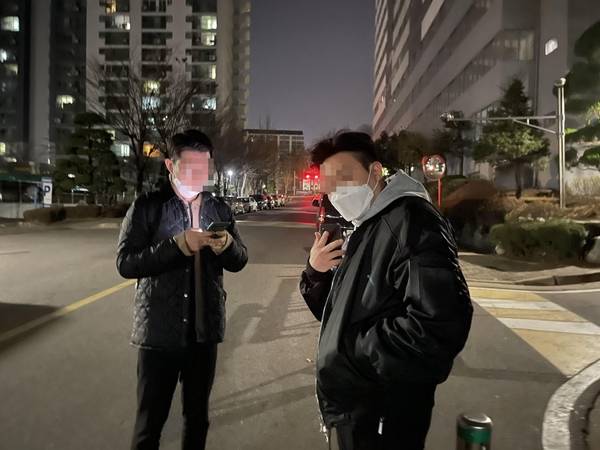 새벽에 아이폰12 프로맥스로 촬용한 인물사진 모습. 조명이 부족한 장소에서도 실제보다 더욱 밝고 자연스러운 사진을 연출할 수 있다. /이경탁 기자