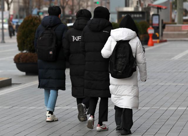 전국 대부분의 지역의 기온이 영하권으로 떨어진 29일 오전 서울 세종로에서 두껍게 옷을 입은 시민들이 발걸음을 옮기고 있다. 기상청은 월요일인 30일에도 추위가 이어질 것으로 내다봤다. 뉴스1