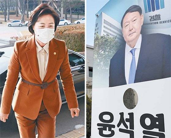 27일 추미애 법무부 장관(왼쪽)은 윤석열 총장 직무정지와 관련해 검사들의 반발이 이어지자 ’판사 불법사찰 문건의 심각성과 중대성 등을 고려해 조치하지 않을 수 없었다“는 입장을 내놨다. 이날 서울 서초동 대검 앞에는 윤 총장을 응원하는 대형 배너가 세워졌다. [연합뉴스·뉴스1]