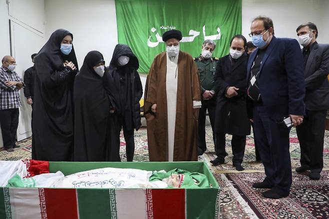 이란 사법부 수장 에브라힘 라이시가 28일(현지시간) 테헤란에서 전날 괴한들에 살해된 핵과학자 모흐센 파흐리자데를 추모하고 있다.  테헤란 | 미잔통신·AP연합뉴스
