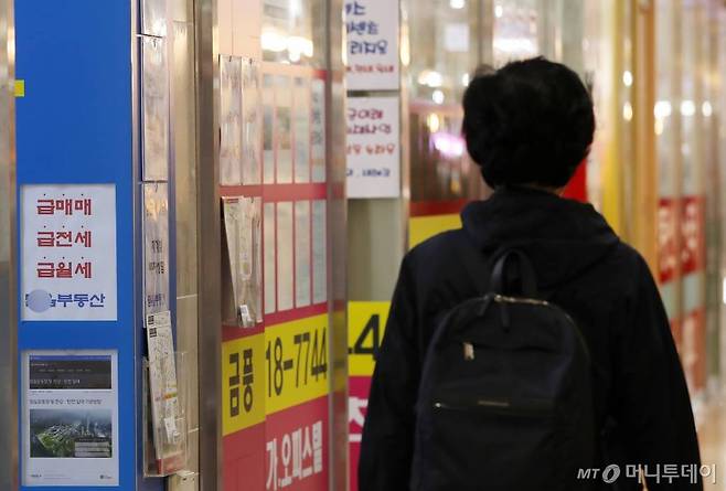 전세대란이 지속되며 정부가 오는 19일 추가 전세대책을 발표할 예정인 가운데 18일 서울 송파구의 부동산 사무소에 매물 전단이 붙어있다. / 사진=김휘선 기자 hwijpg@