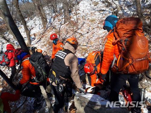 [서울=뉴시스] 서울 북한산 문수봉 하단에서 실족사고가 발생해 구조대원들이 부상자를 이송하고 있다. (사진=뉴시스 DB). photo@newsis.com