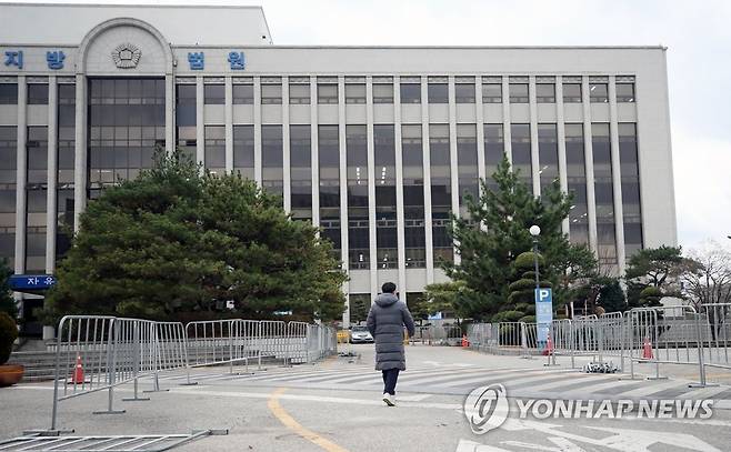 빈틈없이 세워진 광주지법 철제 펜스 (광주=연합뉴스) 천정인 기자 = 전두환 전 대통령의 사자 명예훼손 선고 공판을 하루 앞둔 29일 오후 광주 동구 광주지법에 경호를 위한 철제 펜스가 설치돼 있다. 2020.11.29 iny@yna.co.kr