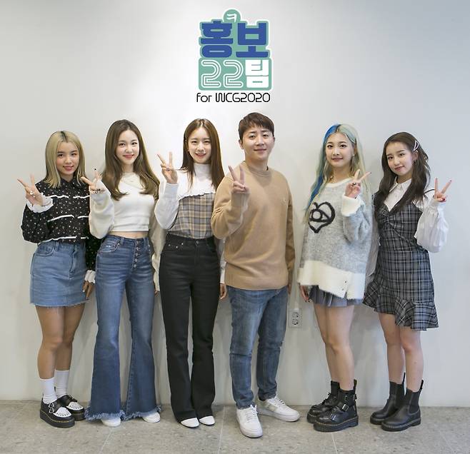 홍진호와 신예 걸그룹 우아 멤버들은 페이크 다큐 '홍보22팀'을 통해 WCG를 널리 알리는 한편 대회를 즐기는 또 하나의 재미를 주기도 했다. 7개의 에피소드는 유튜브와 SNS 등에서 1000만뷰 이상의 조회수를 기록하며 큰 화제를 모으기도 했다. 왼쪽부터 루시, 나나, 우연, 홍진호, 민서, 소라. 사진제공=WCG
