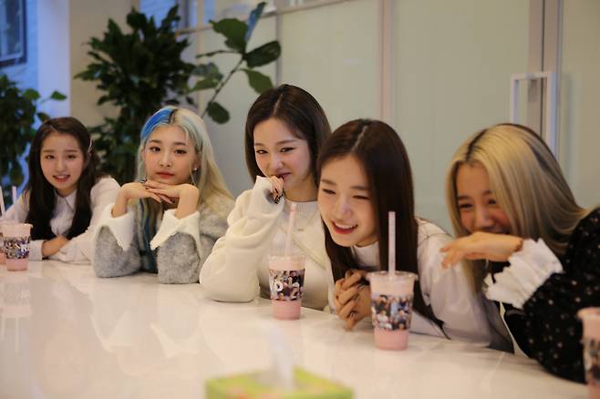 걸그룹 우아 멤버들이 자신들이 출연한 '홍보22팀' 영상을 함께 보며 즐거워 하고 있다. 사진제공=WCG
