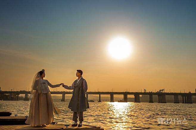 사진 : 웨딩드레스 아이테오,&nbsp;슈트 스플렌디노,&nbsp;포토그래퍼 신동훈(애일리스튜디오),&nbsp;헤어 민, 진희 메이크업 파니, 나현 (모아위),&nbsp;한복 규중칠우,&nbsp;웨딩디렉팅 봉드(해피메리드컴퍼니),&nbsp;플라워 봉플라워,&nbsp;촬영스케치 제이마리드컴퍼니,&nbsp;스타일리스트 퍼스트비주얼 정민경,&nbsp;영상 웨딩미