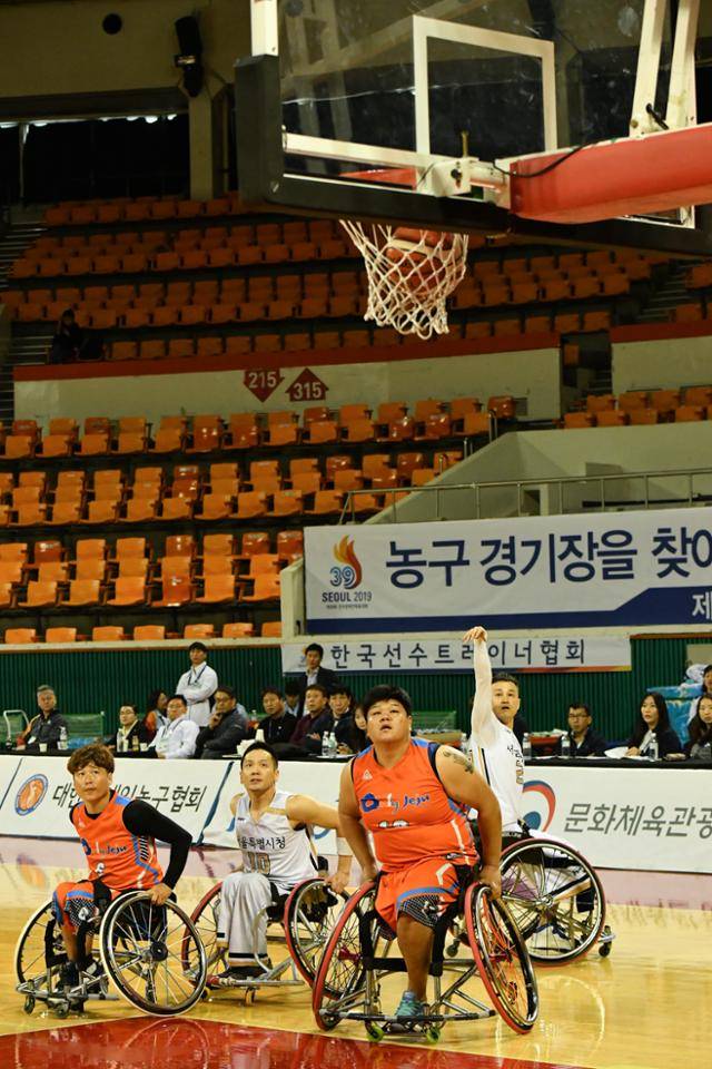휠체어에 앉아 코트를 누비는 서울시 농구 직장운동부 선수들. 서울시 제공