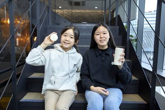 동구밭의 ‘올바른 아기비누 알로에’를 든 김윤아(왼쪽) 학생모델과 ‘올바른 설거지 워싱바’를 들어보인 김수안 학생기자. 아기비누는 1개 구매 시 1개가 아동 기관에 기부되는 ‘One for One’ 제품이다.
