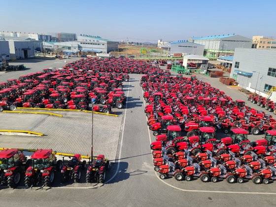 지난 25일 전북 익산 동양물산기업 공장에 미국 수출용 트랙터 870여 대가 선적을 기다리고 있다. 익산=김영주 기자