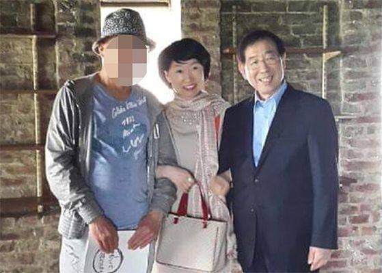 진혜원 검사가 자신의 페이스북에 올린 고 박원순 전 시장과 팔짱을 낀 사진. [연합뉴스]