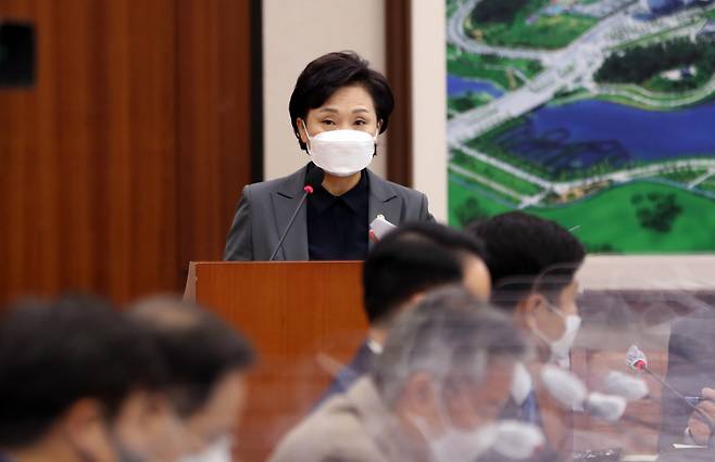김현미 국토교통부장관이 30일 오전 서울 여의도 국회에서 열린 국토교통위원회 전체회의에 출석해 현안보고를 하고 있다. [연합]