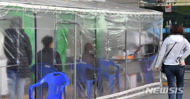 [부산=뉴시스] 하경민 기자 = 부산지역에 신종 코로나바이러스 감염증(코로나19) 확진자가 잇달아 나온 24일 부산진구보건소 선별진료소를 찾은 시민들이 코로나19 진단검사를 받고 있다. 2020.11.24. yulnetphoto@newsis.com