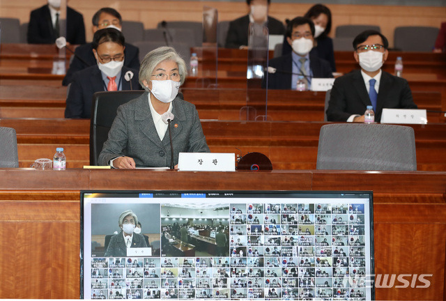 [서울=뉴시스] 고범준 기자 = 강경화 외교부 장관이 30일 오후 서울 종로구 외교부 청사 국제회의실에서 열린 2020년도 재외공관장회의에 참석해 인사말을 하고 있다. 2020.11.30. bjko@newsis.com