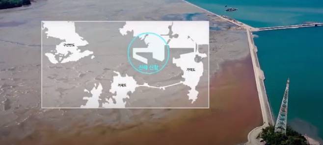 2030년에 국내 최초 완전자동화 항만인 스마트항만이 도입되는 진해신항(부산항 제2신항) 공사 현장을 상공에서 바라본 모습. 왼쪽은 준설토로 바다를 매립한 모습이다. 경남도 제공