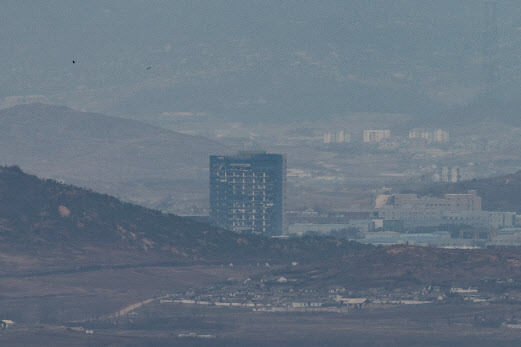 지난달 24일 경기도 파주시 접경지역에서 바라본 개성공단의 모습. 북한의 남북공동연락사무소 폭파 시 충격으로 훼손된 개성공단지원센터가 방치되어 있다(사진=연합뉴스).