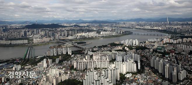 서울 동작구 상공에서 바라본 도심. 좌측 위는 용산구. 한강 이남은 동작구. 김창길 기자
